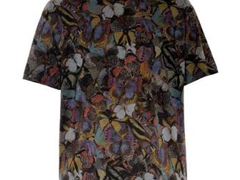      Valentino Dancing Butterfly In Flowers 33067530  
