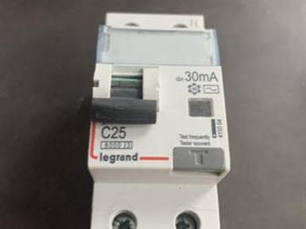 ���,  ������� 1-�������� Legrand �25 6000 3 DX3 30mA - 1�� - 1700� ��� 4-�������� Legrand 40A 10000 TX3 30mA - 1�� - 2900����,  ����������� 1-�������� Legrand C25 � ������