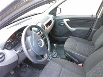  Renault Sandero -- 