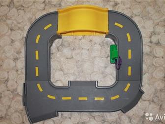 Отличный аэропорт Little People марки Fisher Price,  В состав набора входит аэропорт с башней , дорога с мостом, автозаправочная станция, 3 машины, т,  е, : самолет, в Санкт-Петербурге