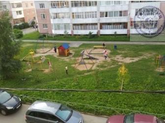 Продатся хорошая квартира,окна на обе стороны,  Балкон и лоджия, На при дворовой территории,за шлагбаумом есть парковочное место для стоянки автомобиля, Рядом находиться в Вологде